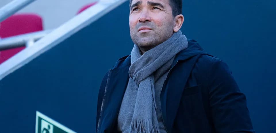 Entrenador observando desde la grada del estadio