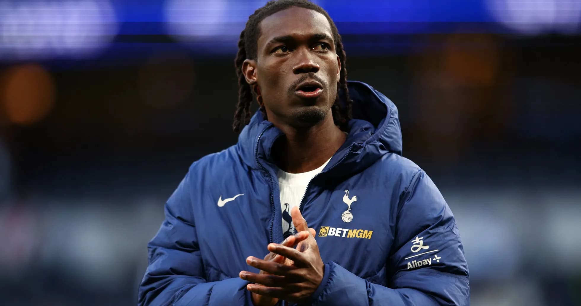 Jugador de Tottenham aplaudiendo en el campo
