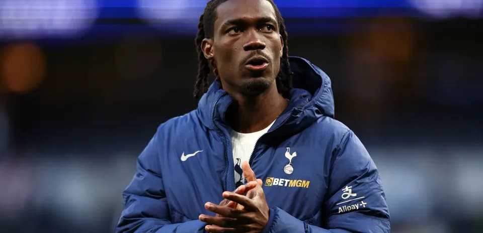 Jugador de Tottenham aplaudiendo en el campo