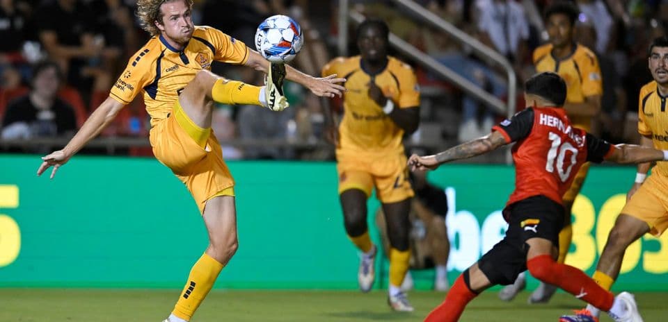 Jugador en acción durante el partido de fútbol