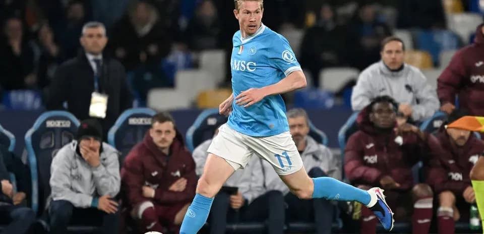 Jugador de Napoli corriendo con el balón durante el partido