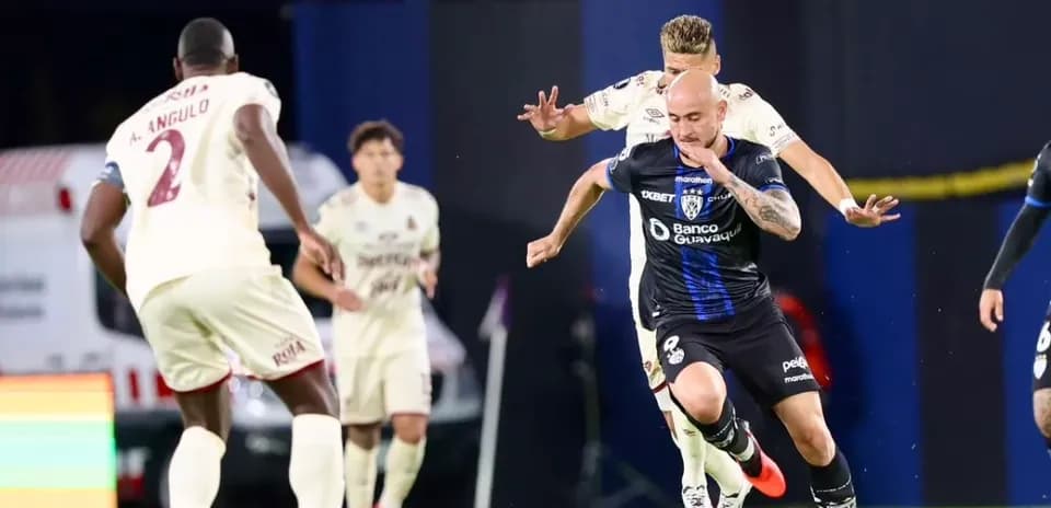 Jugador de Independiente del Valle con el balón