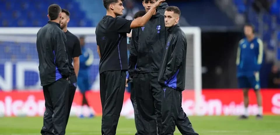 Jugadores en charla durante entrenamiento en el campo
