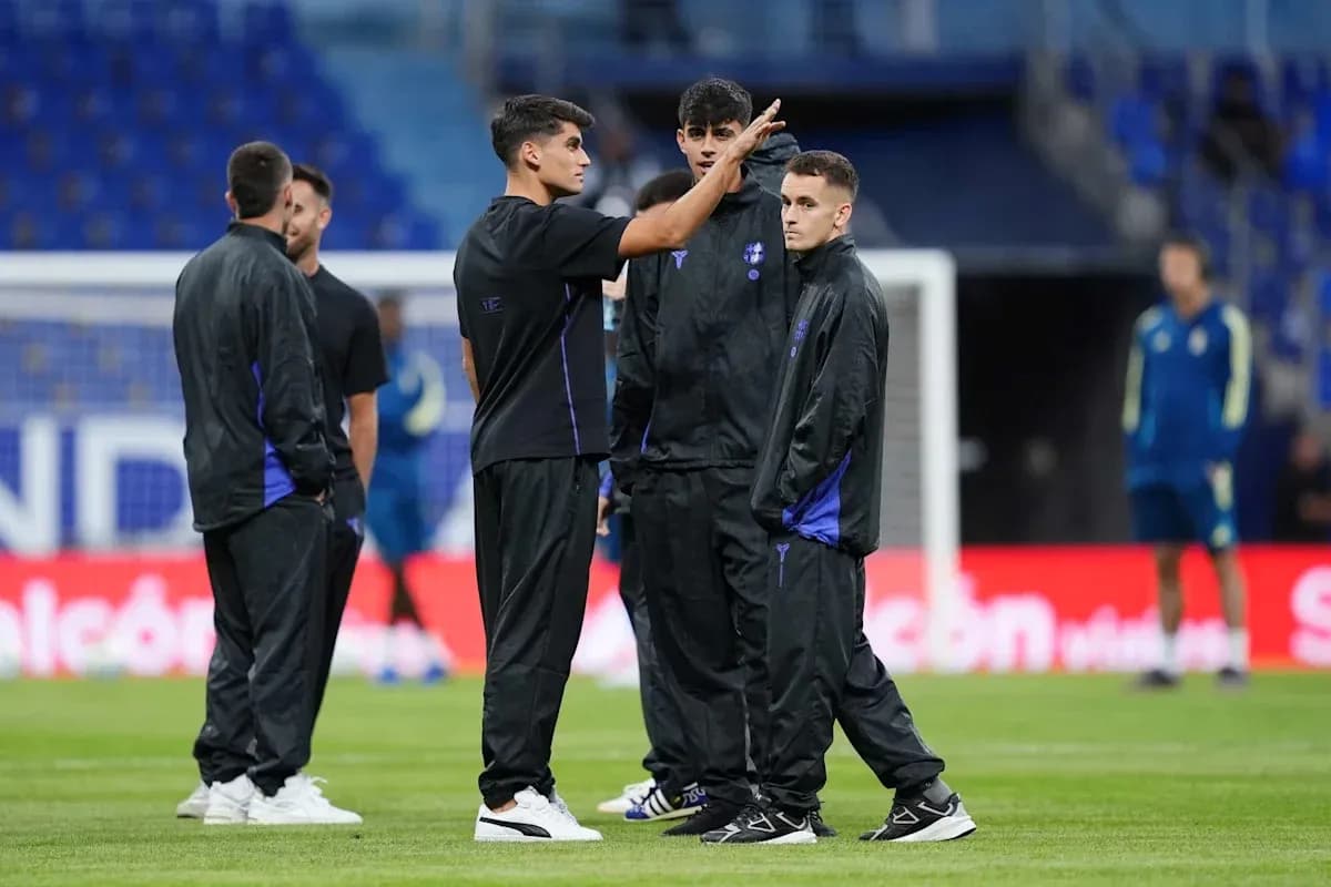 Jugadores en charla durante entrenamiento en el campo