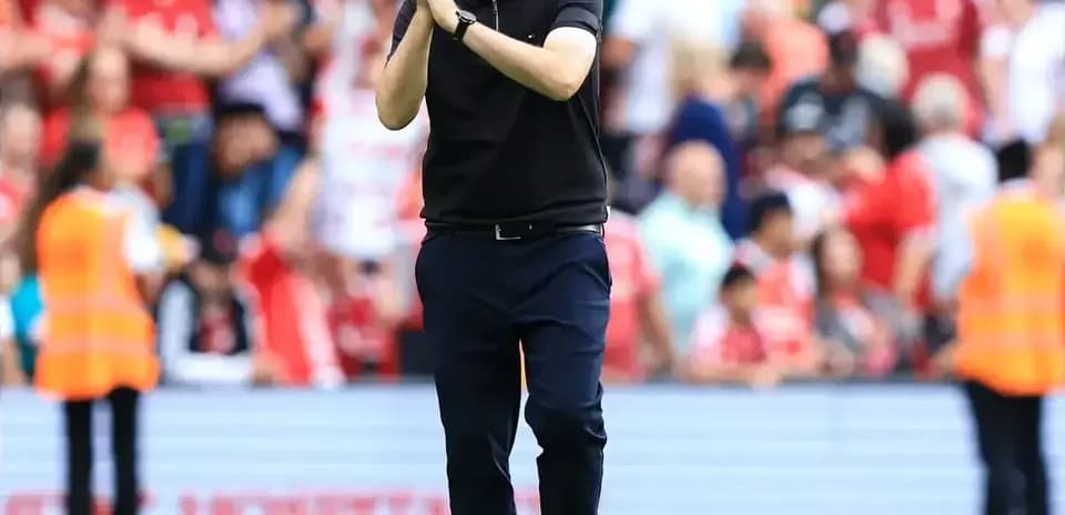 Entrenador aplaudiendo a la afición en el estadio