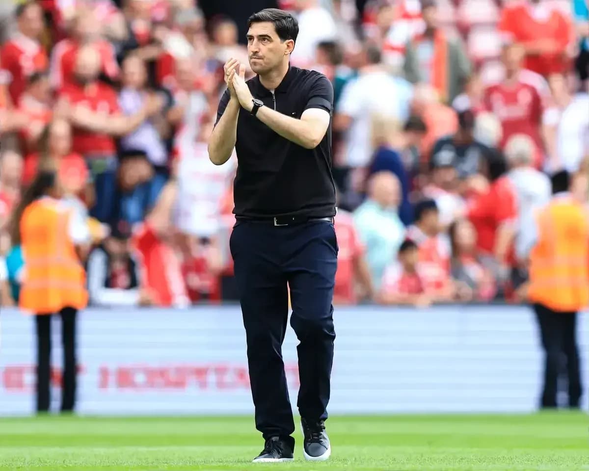 Entrenador aplaudiendo a la afición en el estadio