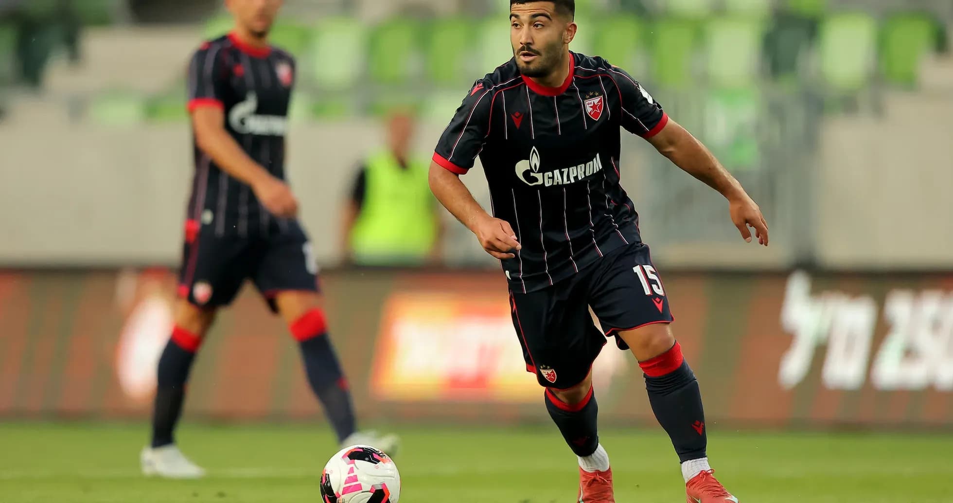 Jugador de FK Crvena Zvezda en acción
