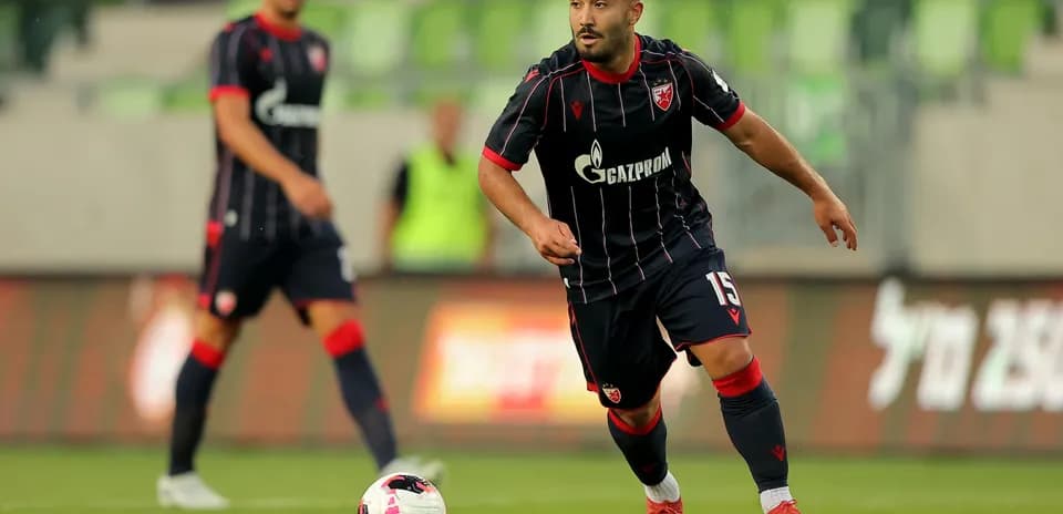 Jugador de FK Crvena Zvezda en acción