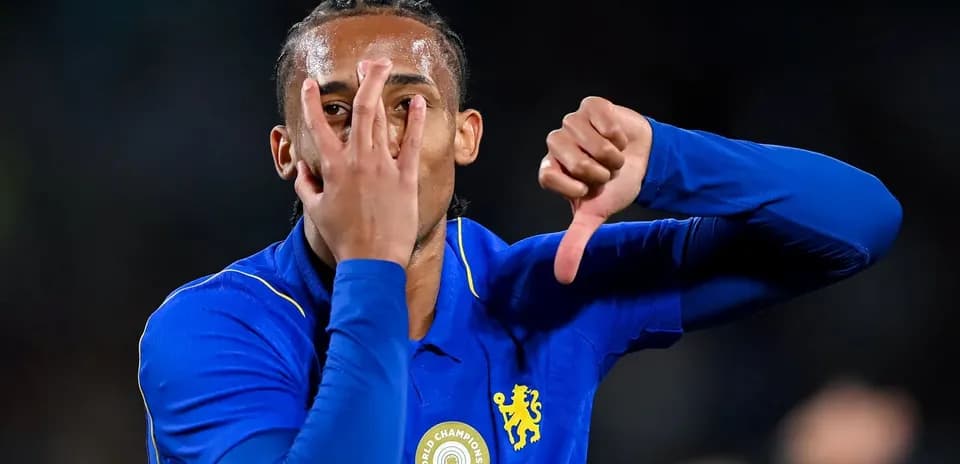 Jugador haciendo gesto con la mano en el campo