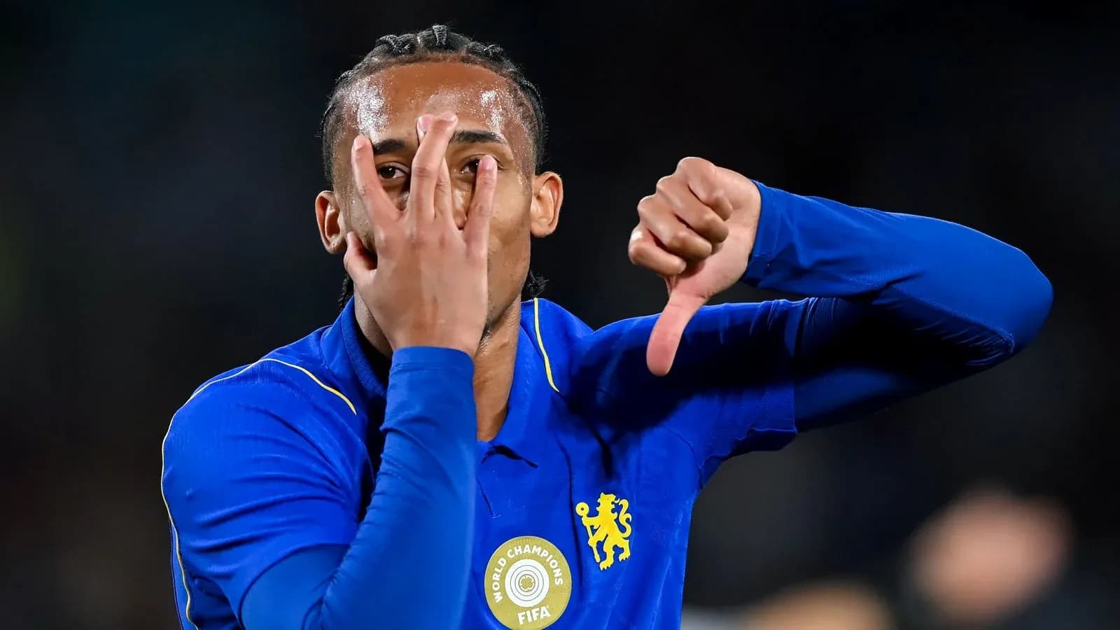 Jugador haciendo gesto con la mano en el campo
