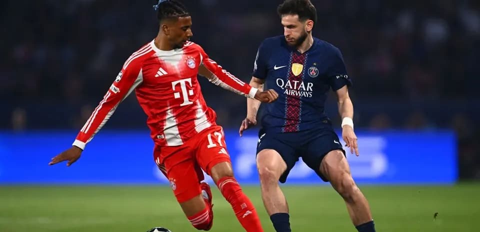 Dos jugadores compitiendo por el balón en partido