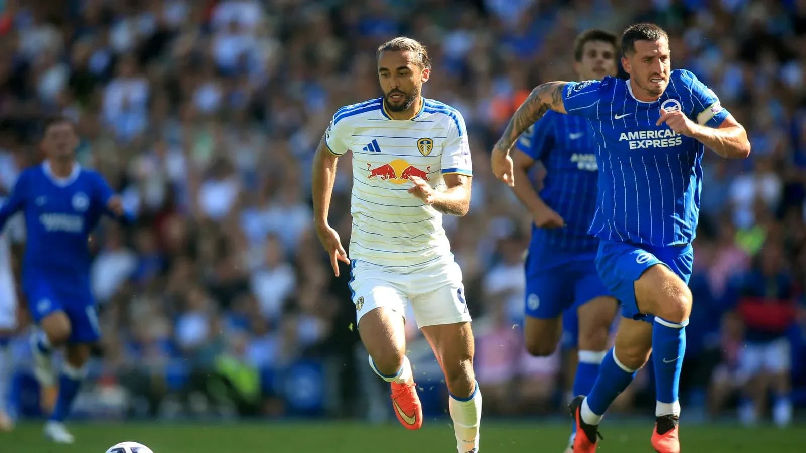 Jugadores de Leeds y Brighton corriendo tras el balón