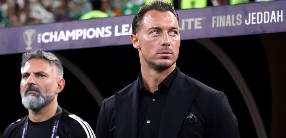 Entrenador en el banquillo durante la final de la AFC