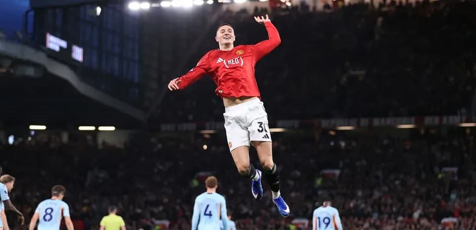 Jugador de Manchester United celebrando un gol en el estadio