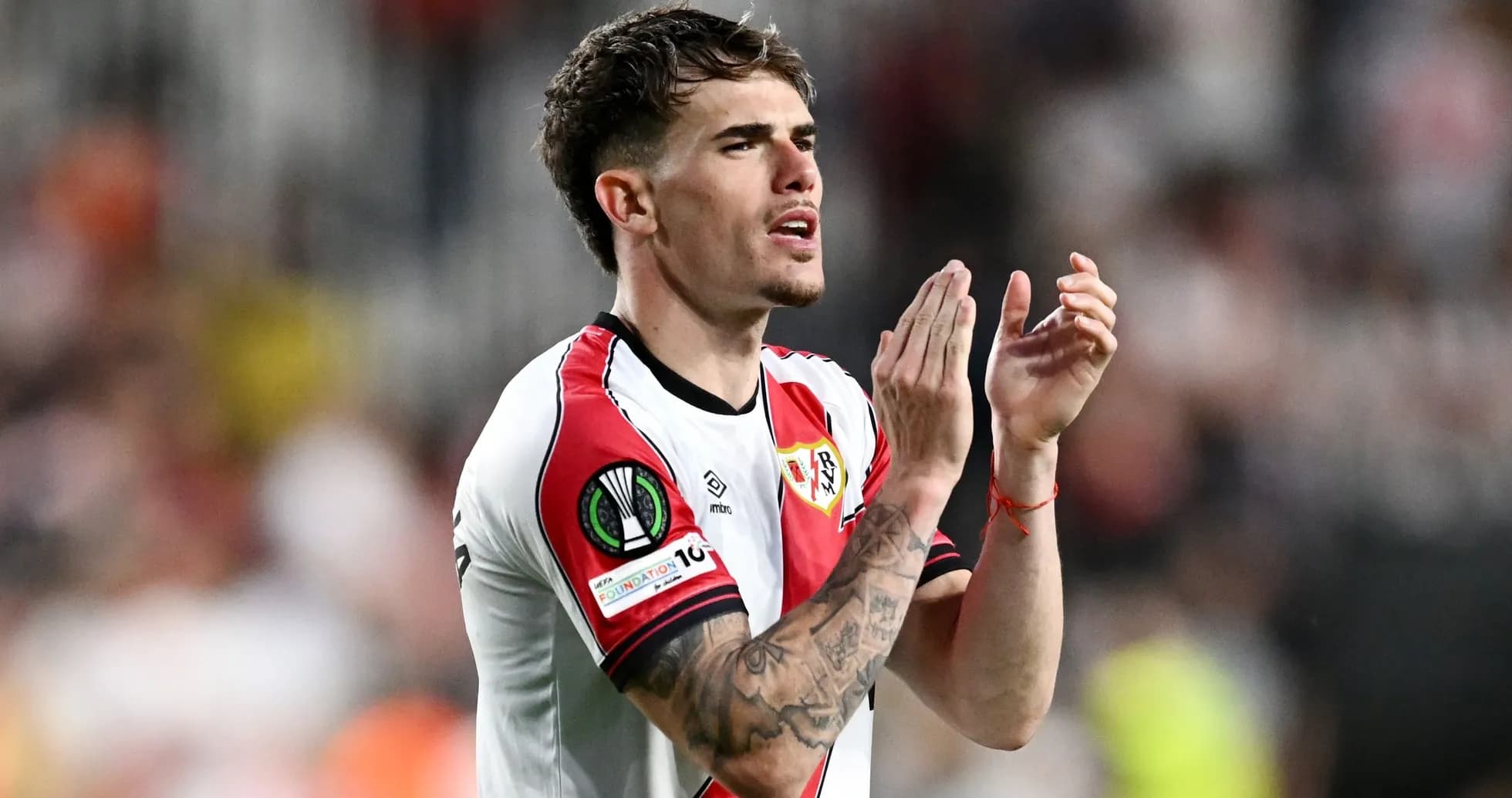Jugador aplaudiendo durante el partido de fútbol