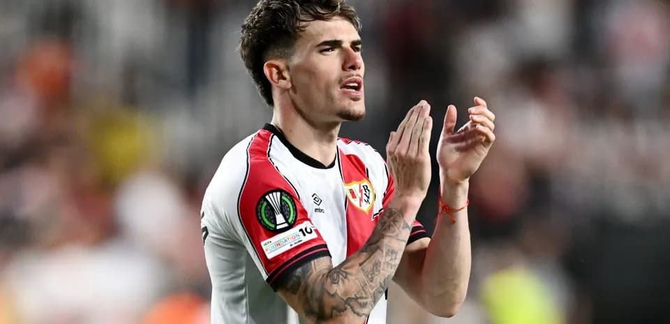 Jugador aplaudiendo durante el partido de fútbol