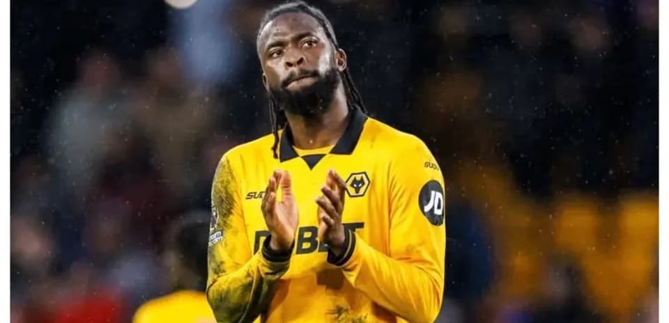 Jugador aplaudiendo en el campo de fútbol