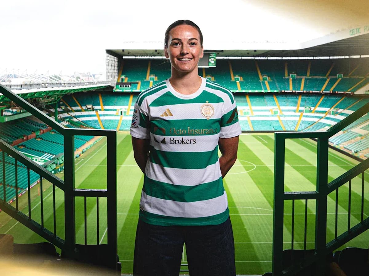 Jugadora posando en el estadio de Celtic