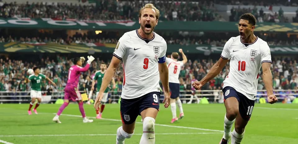 Harry Kane y jugador celebrando un gol en partido