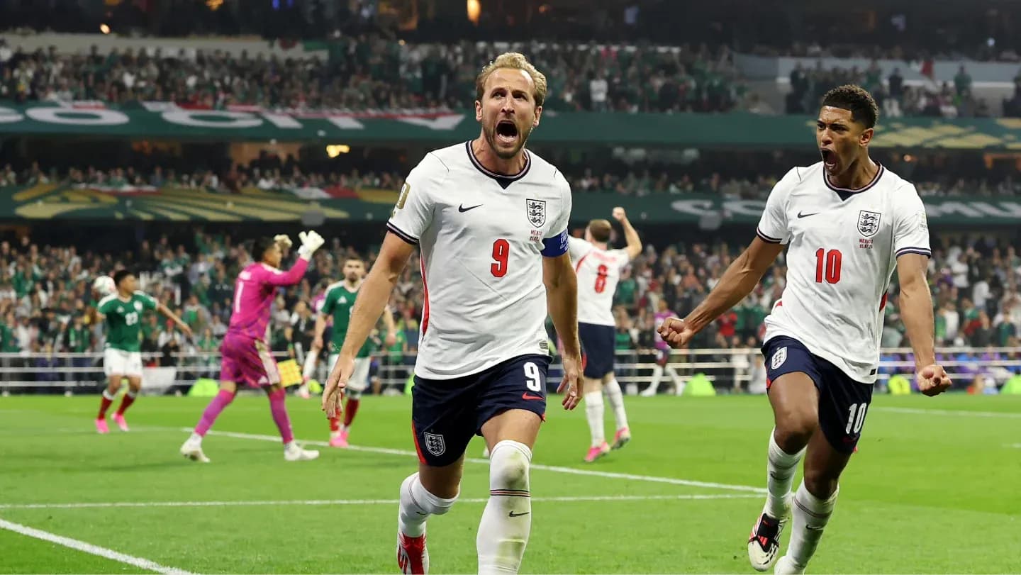 Harry Kane y jugador celebrando un gol en partido