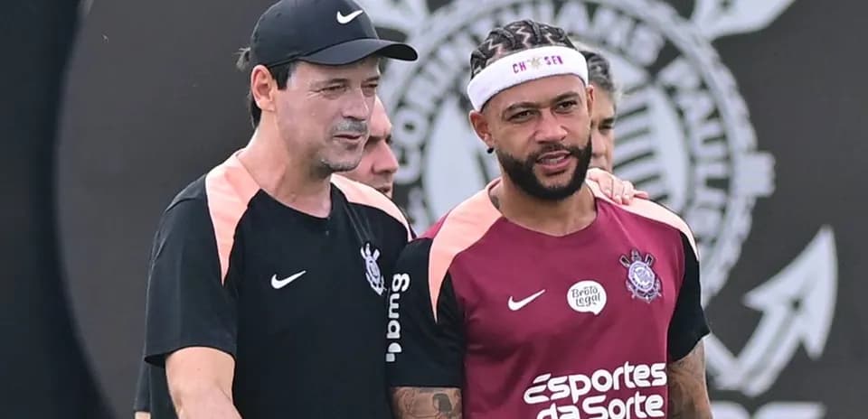 Entrenador y jugador conversando durante entrenamiento