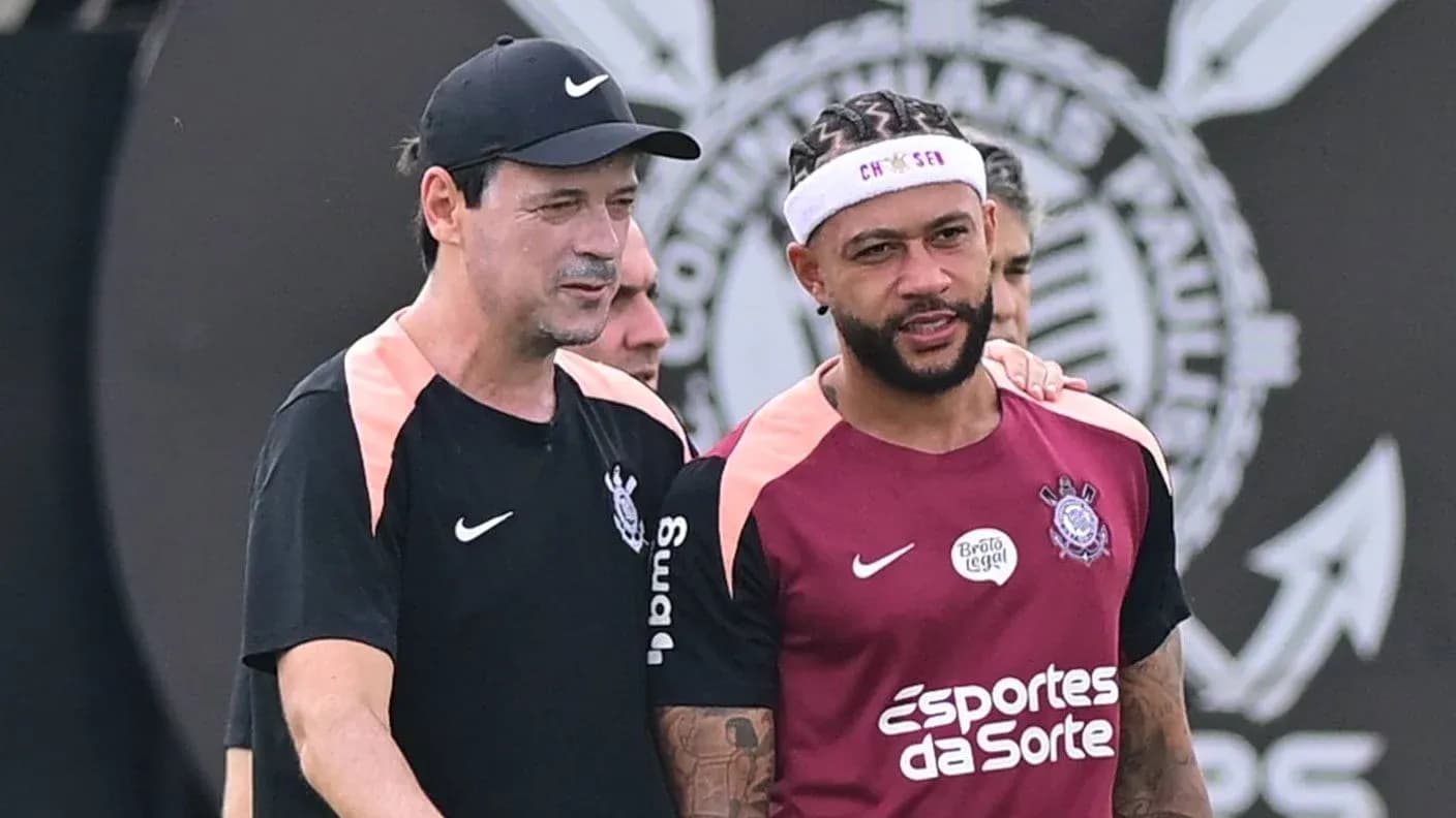 Entrenador y jugador conversando durante entrenamiento