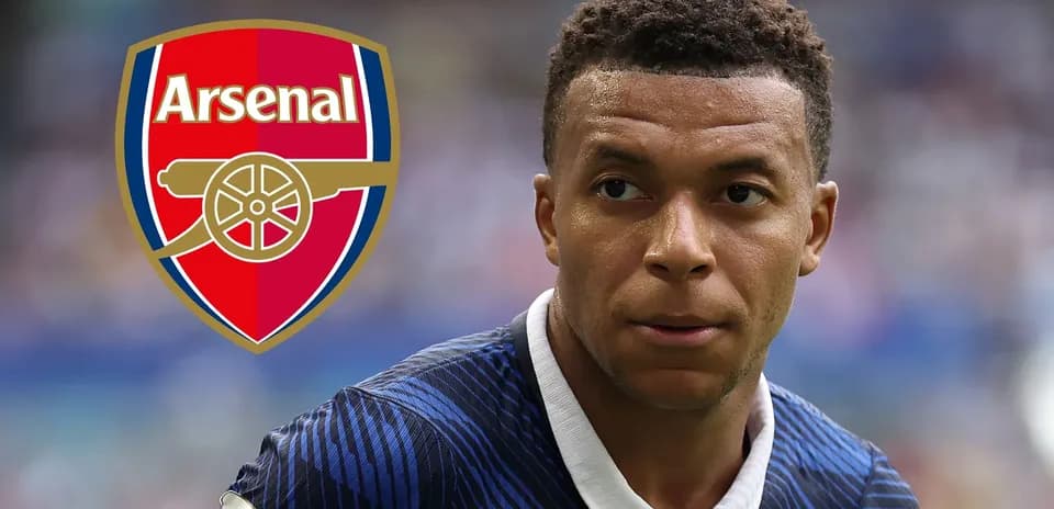 Jugador en primer plano con escudo de Arsenal