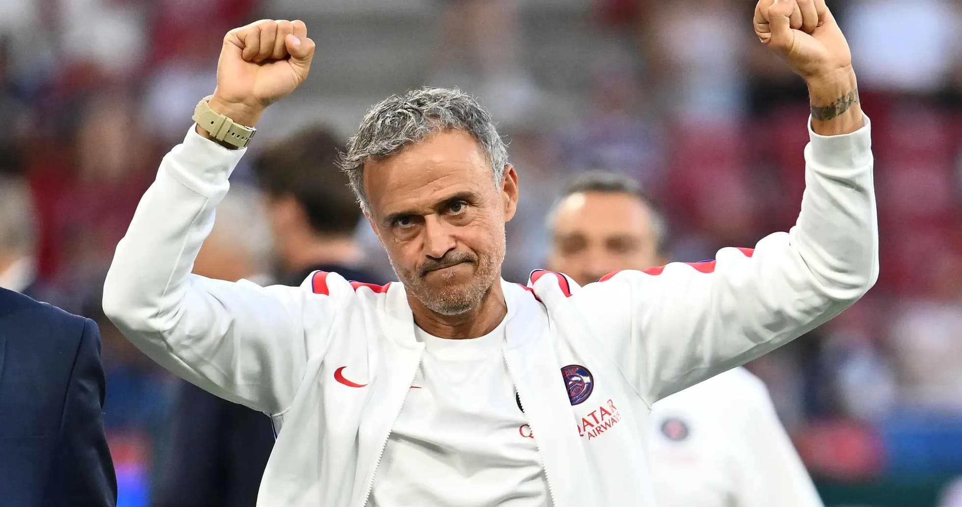 Entrenador levantando los brazos en celebración