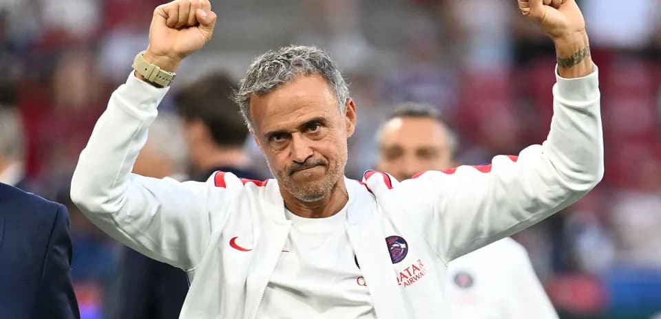 Entrenador levantando los brazos en celebración