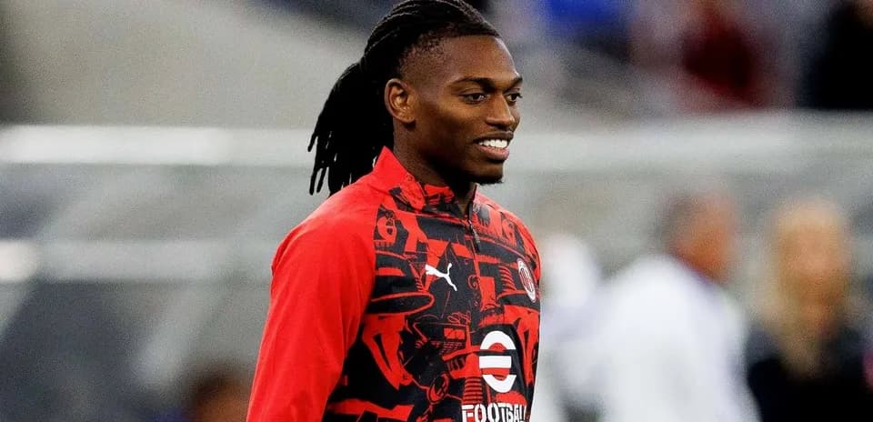 Jugador en calentamiento con chaqueta roja y negra
