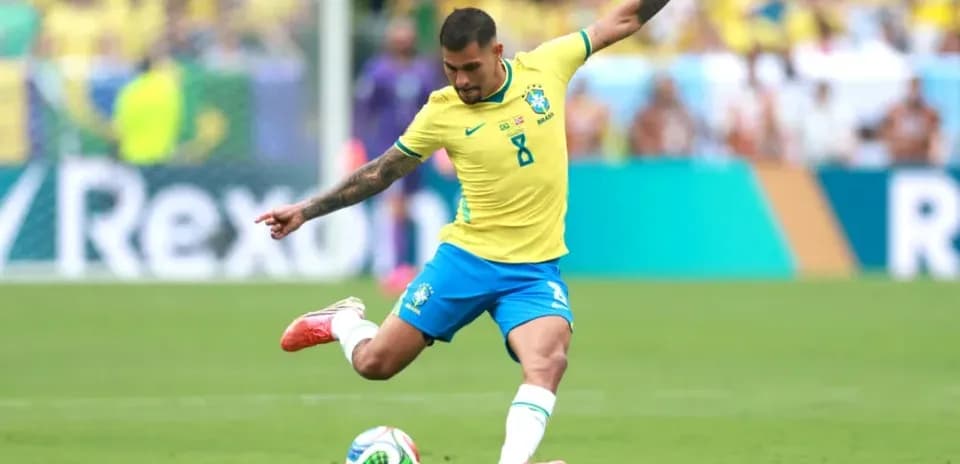 Jugador de Brasil realizando un tiro en el partido