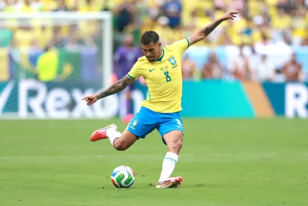 Jugador de Brasil realizando un tiro en el partido
