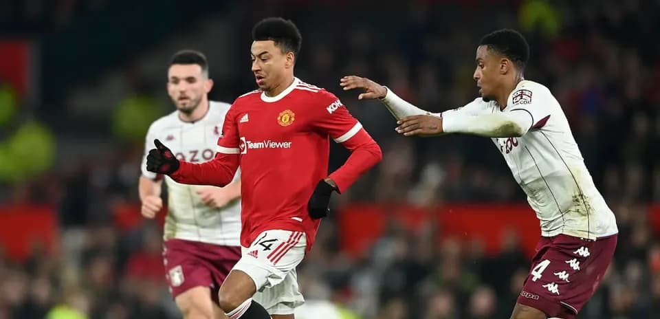 Jugador de Manchester United corriendo con el balón