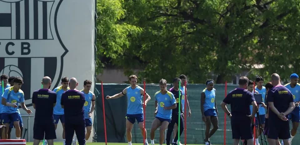 Equipo de fútbol entrenando en el campo de entrenamiento