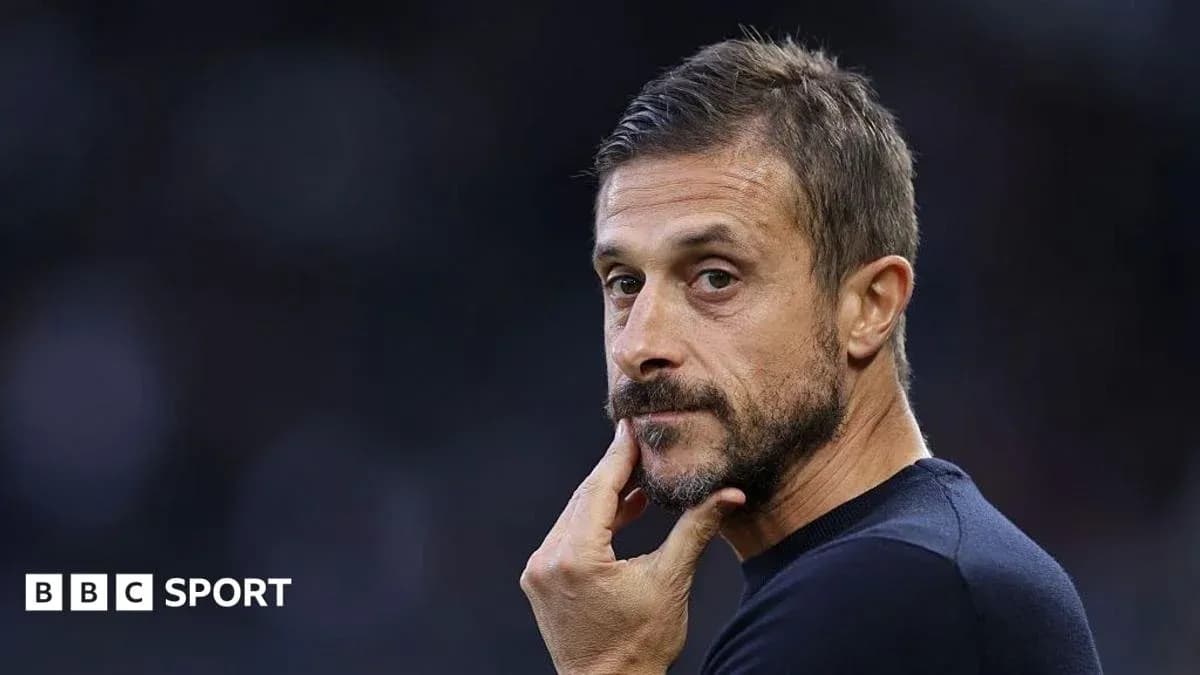 Entrenador pensativo durante el partido