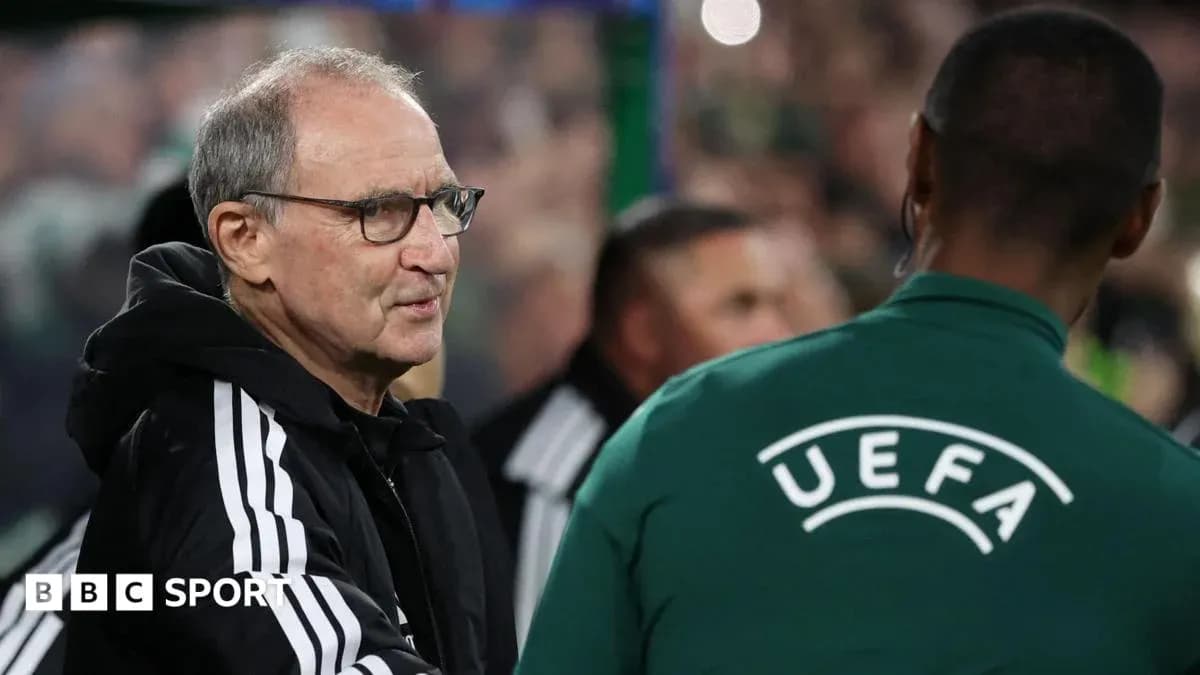 Entrenador conversando con oficial de UEFA en partido
