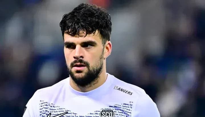 Jugador de fútbol en camiseta blanca durante partido