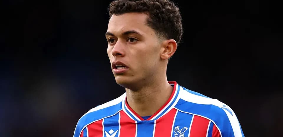 Jugador de Crystal Palace en acción durante el partido