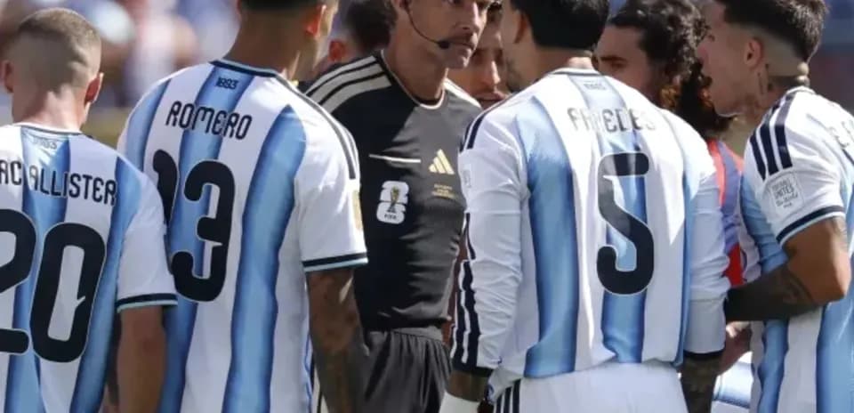 Jugadores argentinos discutiendo con el árbitro