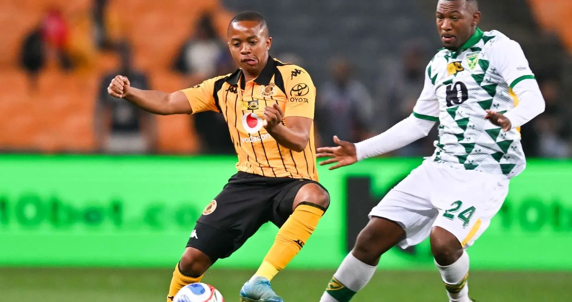 Jugador de Kaizer Chiefs controla el balón en el campo