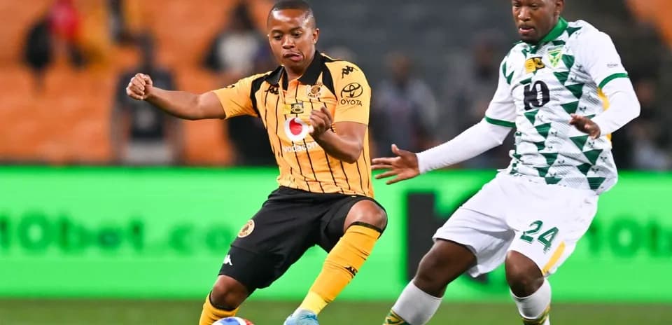 Jugador de Kaizer Chiefs controla el balón en el campo