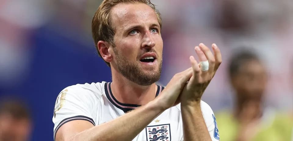Jugador aplaudiendo durante partido con camiseta de Inglaterra