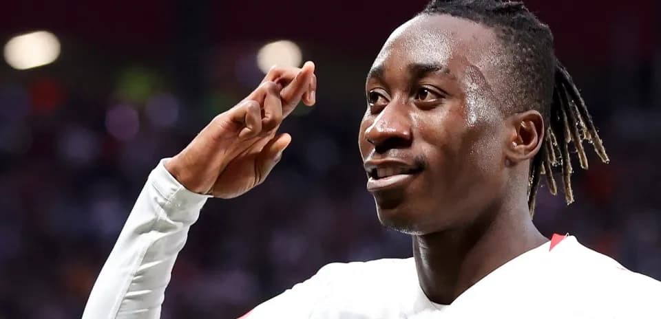Jugador saludando tras anotar un gol
