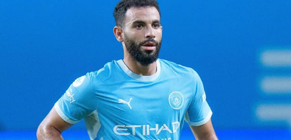 Jugador de fútbol con camiseta azul en el campo