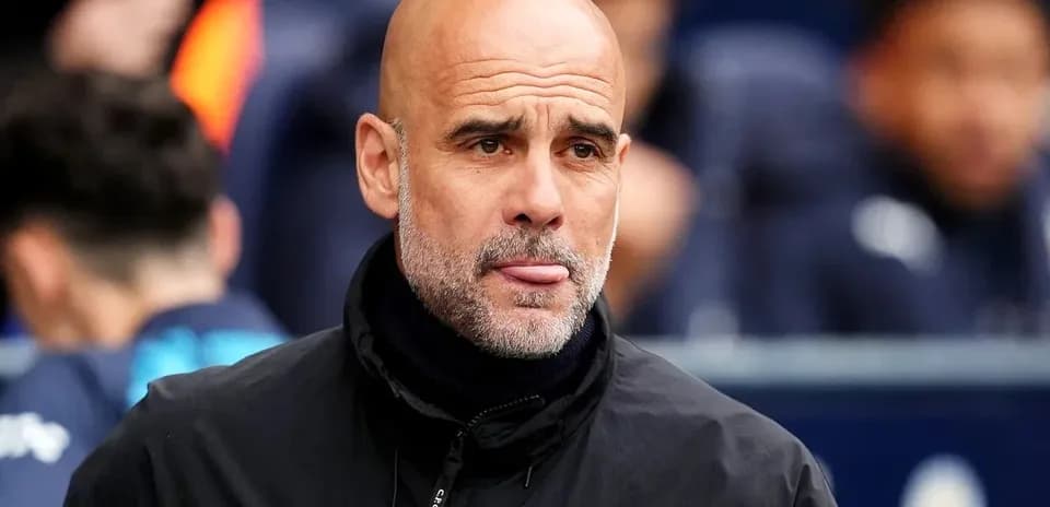 Entrenador observando desde la línea de banda