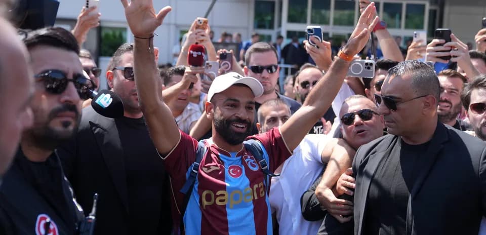 Jugador saluda a la multitud en evento deportivo