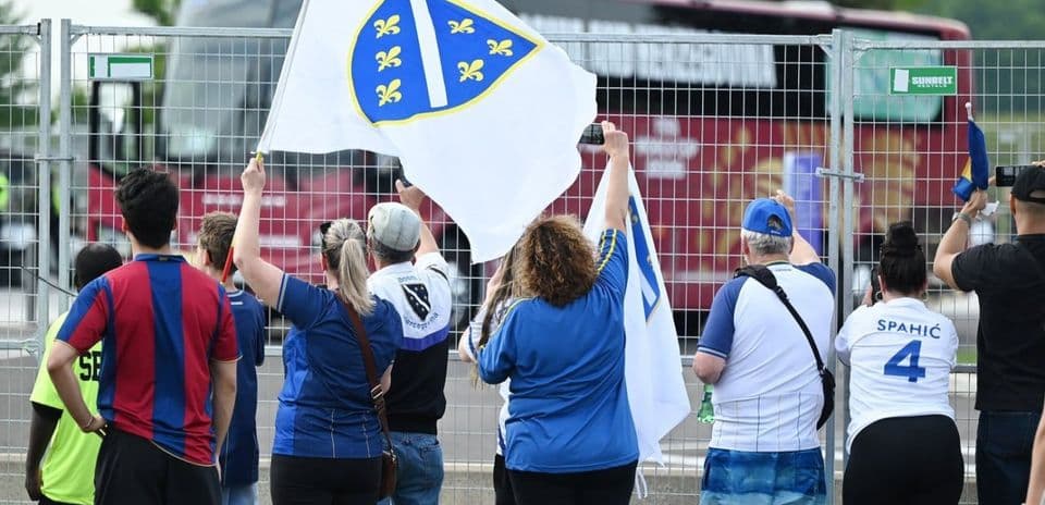 Aficionados de Bosnia y Herzegovina con banderas