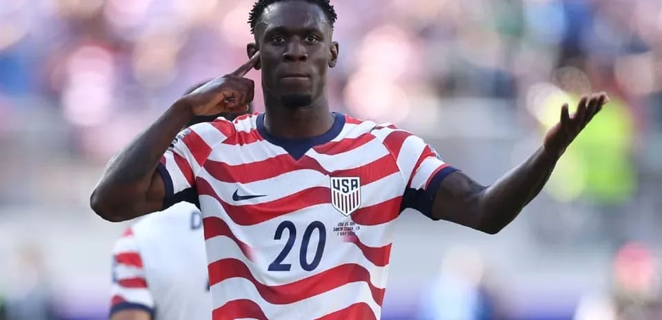 Jugador de Estados Unidos señalando durante el partido