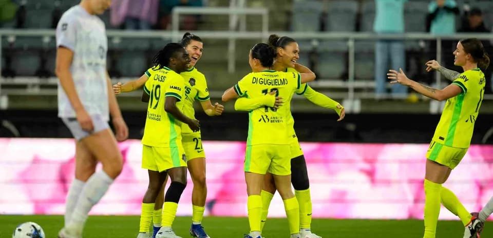 Jugadoras celebrando un gol durante el partido