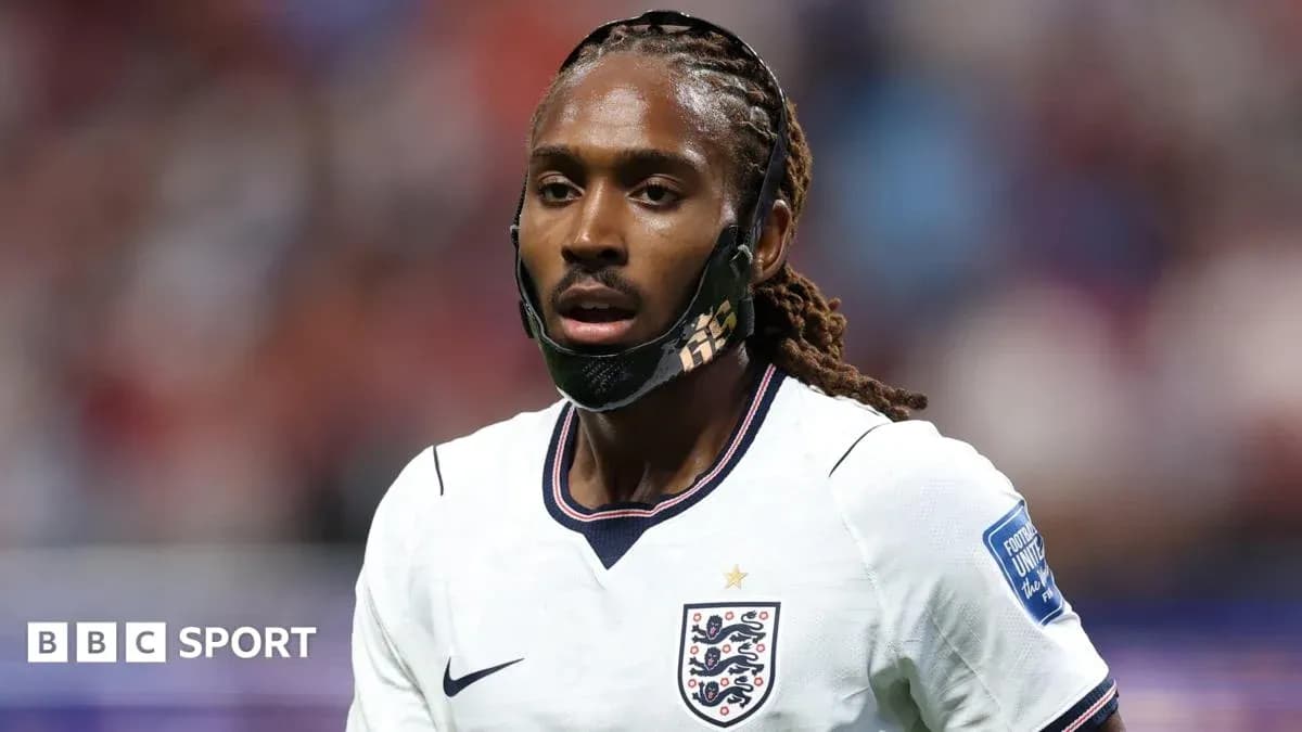 Jugador de Inglaterra con máscara durante el partido